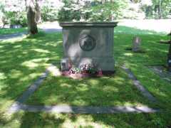 Larger memorial image loading...