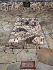 Larger memorial image loading...