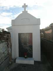 Larger memorial image loading...