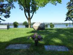 Larger memorial image loading...