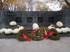 Larger memorial image loading...