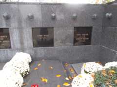 Larger memorial image loading...