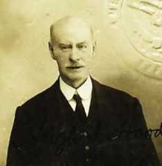 Larger memorial image loading...