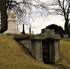 Larger memorial image loading...