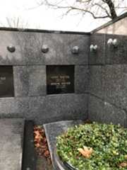 Larger memorial image loading...