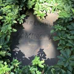 Larger memorial image loading...