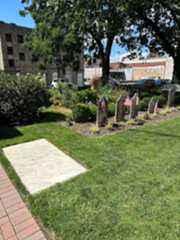 Larger memorial image loading...