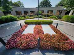 Larger memorial image loading...