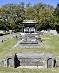 Larger memorial image loading...