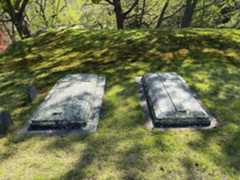 Larger memorial image loading...