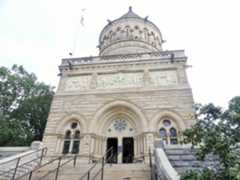 Larger memorial image loading...