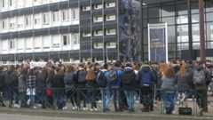 Ce sont en tout entre 150 et 200 lycéens qui ont manifesté devant le lycée Claude-de-France hier matin.