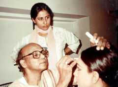 Smita Patil overlooks Kelucharan Mohapatra doing Paranjape’s make-up before her Manch Pravesh