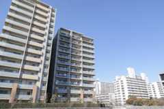 老朽マンションの建て替えは進むか…不明所有者は決議から除外へ
