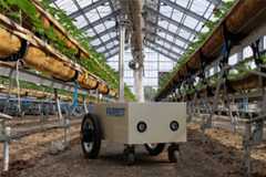 イチゴを数えて熟度を即座に判定するロボットが面白い