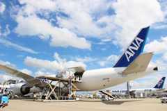 燃費消費「今までとケタの違う削減」、サメ肌フィルム実装した航空機の効果