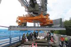 高速道の通行止め短縮…高架橋「半断面施工」でゼネコンが競う独自技術