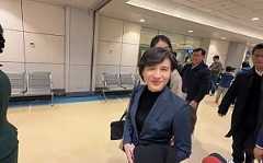 台美對等貿易協定簽署後返台　鄭麗君微笑致意「祝大家新年快樂」