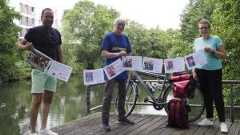 Arnold Schnittger (m.) hält zusammen mit seinen Freunden und Unterstützern René Cericius (l.) und Vivien Schade (r.) Forderungen an die Politik hoch.