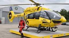 Landung erfolgt, Einsatz beendet: Stationsleiter und Pilot Sascha Richter hat das Flugbuch ausgefüllt und steigt aus seinem Rettungshubschrauber. Landung erfolgt, Einsatz beendet: Stationsleiter und Pilot Sascha Richter hat das Flugbuch ausgefüllt und steigt aus seinem Rettungshubschrauber.