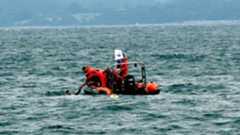 Taucher aus Kiel sind mittlerweile ebenfalls im Einsatz am Eckernförder Ostseestrand, wo zumindest eine Person fast gesichert vermisst wird. Eine zweite Person wurde ebenfalls als vermisst gemeldet, was aber noch nicht bestätigt ist.