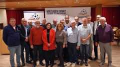 Der Kreisfußballverband Rendsburg-Eckernförde mit dem Vorsitzenden Robert Lohmann (6. von rechts) ehrte im Schützenhof in Groß Wittensee 13 langjährige Vereins- oder Verbandsvertreter mit der Silbernen oder Goldenen Ehrennadel. Zudem hatte Hans Ludwig Meyer (re., Ehrenpräsident des SHFV) eine Verdienstnadel des Deutschen Fußball-Bund mitgebracht. Diese erhielt Ernst Paasch (7. von links) für seine mittlerweile 54 Jahre andauernde Tätigkeit im Fußballsport. Zusammen kamen die Geehrten auf rund 400 Jahre Ehrenamt. Der Kreisfußballverband Rendsburg-Eckernförde mit dem Vorsitzenden Robert Lohmann (6. von rechts) ehrte im Schützenhof in Groß Wittensee 13 langjährige Vereins- oder Verbandsvertreter mit der Silbernen oder Goldenen Ehrennadel. Zudem hatte Hans Ludwig Meyer (re., Ehrenpräsident des SHFV) eine Verdienstnadel des Deutschen Fußball-Bund mitgebracht. Diese erhielt Ernst Paasch (7. von links) für seine mittlerweile 54 Jahre andauernde Tätigkeit im Fußballsport. Zusammen kamen die Geehrten auf rund 400 Jahre Ehrenamt.