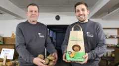 Andree Petersen (l.) und Finn Petersen sind mit der Ernte in diesem Jahr mehr als zufrieden.