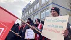 Mecalac in Büdelsdorf: Mitarbeiter protestieren für Erhalt des Standorts Mecalac