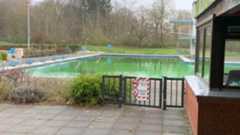 Freibad Kellinghusen bekommt kein Geld: Sauna, Sitzgruppe und Schaukasten gestrichen Aufgeschoben, aber wohl nicht aufgehoben: Die Wasserbecken im Freibad sollen Kunststoffdecken bekommen.