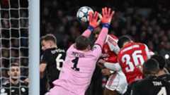 <p>Fußball: Champions League, FC Arsenal - Bayern München, Vorrunde, 5. Spieltag, Emirates Stadium, Arsenals Jurriën Timber (Mitte, r) erzielt gegen Münchens Torhüter Manuel Neuer zum 1:0. (zu dpa: «Gebrauchter Bayern-Abend: Neuer-Fehler und erste Niederlage»)</p>