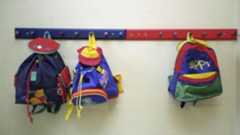 Kita-Azubi missbraucht neun Mädchen in NRW – so lange muss er ins Gefängnis Kindertaschen im Kindergarten Children s bags in the kindergarten Copyright: imageBROKER/ElisabethxHoiberg ibxhoi1446688