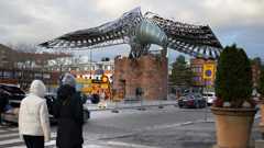 Korppi-veistos valmistuu Tikkurilaan aivan pääradan viereen hyvää vauhtia.