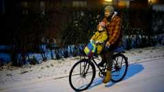 Laajasalossa Jort Hammer vei 2,5-vuotiasta tytärtään Juul Hammeria pyörällä päiväkotiin.