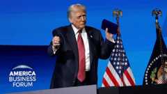 Presidentti Donald Trump tanssahteli lavalla puheensa jälkeen America Business Forum -tapahtumassa Miamissa keskiviikkona.