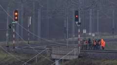 Viranomaiset tutkivat vaurioitunutta rautatietä Puolan Mikassa maanantaina.