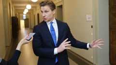 Puolustusministeri Antti Häkkänen (kok) kommentoi Ukrainan tilannetta ja turvatakuita keskiviikkona kokoomuksen ryhmähuoneen ovella eduskunnassa. 