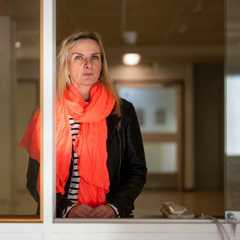 A-klinikan lääketieteellinen johtaja Ulriika Sundell haluaisi, että huumeita viihdekäyttävä keskiluokka heräisi toimintansa ristiriitaisuuteen. Sundell kuvattiin työpaikallaan Turussa.