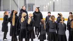 Jääurheilua harrastavien vantaalaisten lasten ja nuorten harjoittelumatkat ovat olleet pitkiä, koska kotikaupungissa on vain neljä kaukaloa. Tikkurilan Taitoluisteluklubin muodostelmaluistelijat ovat treenanneet muun muassa Keravalla. Kuva lokakuulta Keravan jäähallista.