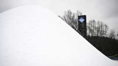 Hakunilassa aukesi hiihtolatu lumetuskontin tekemän lumen avulla.