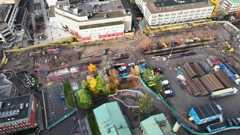 Kielotiellä Tikkurilan keskustassa on jo aloitettu ratikkaurakan valmistelevat työt. Raitiolinja sukeltaa Kielotiellä tunneliin, joka alittaa pääradan Tikkurilan juna-asemalla. 