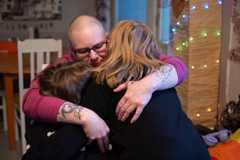 Kuura Raitiolla on kaksi lasta. ”Tärkeintä on kasvattaa lapsi omana itsenään. Jos kasvattaa vain jonkun mielikuvan mukaan, se voi särkeä lapsen”, hän sanoo.