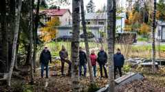 Jaakko Mäkelä, Jussi Kätkäläinen, Janne Väätäinen, Heini Suomalainen, Petri Suomalainen ja Ture Tähtinen seisovat uuden suurjännitekujan linjalla. Taustalla näkyy Suomalaisten talo.