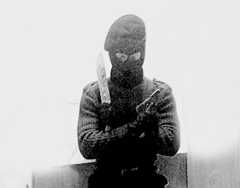 Poliisi esitteli näyttävästi materiaalia tiedotustilaisuudessa, jossa kerrottiin Suomen ensimmäisestä äärioikeistolaiseen terrorismiin liittyvästä rikostutkinnasta.