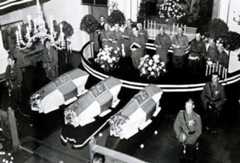 Sotilaskotisisarten hautajaiset Helsingin Vanhassa kirkossa saivat ”yleisen surujuhlan mittasuhteet ja ilmenemismuodot”, kirjoittivat lehdet.