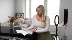 Alissa Mettälä katsoo vakuutusyhtiön kirjettä ja perintälaskuja kotonaan Vantaan Kivistössä. Mettälälle tapahtui viime tammikuussa työtapaturma päiväkodin opettajan työssä, mutta vakuutusyhtiö ei korvaa lääkärikuluja.