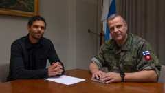 Tekoäly-yhtiö Nest AI:n taustalla olevan emoyhtiön omistava Peter Sarlin ja puolustusvoimain komentaja, kenraali Janne Jaakkola.