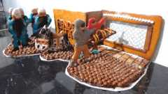 HS:n piparikisassa haetaan tänä vuonna mieleen painunutta näkyä. Se voi esittää uutistilannetta, kuten vuonna 2014 Pete Niemisen teoksessa itsenäisyyspäivän mielenosoituksesta.