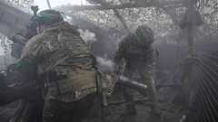 Ukrainalaissotilaat latasivat haupitsia Donetskin rintamalla torstaina.