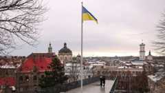 Ukrainan lippu liehui Lvivin keskustassa Länsi-Ukrainassa tiistaina.