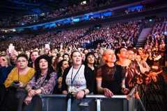 Lauri Tähkän uskollisimmat fanit löytyvät aina keikan eturivistä. Häntä ei aivan turhaan pidetä erityisesti naiskatsojien suosikkina.